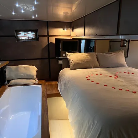 Houseboat - Flottante Romantique Au Port De 船上ホテル *