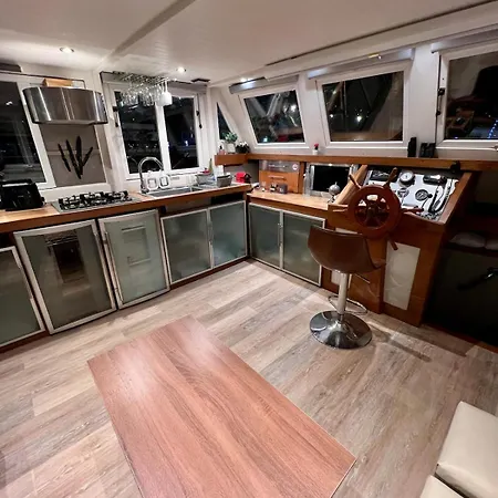 Botel Houseboat - Flottante Romantique Au Port De
